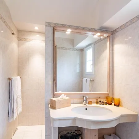 Le Clos Vallis לינה וארוחת בוקר סרלה-לה קנדה